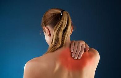 Біль у спині в області лопаток у жінки
